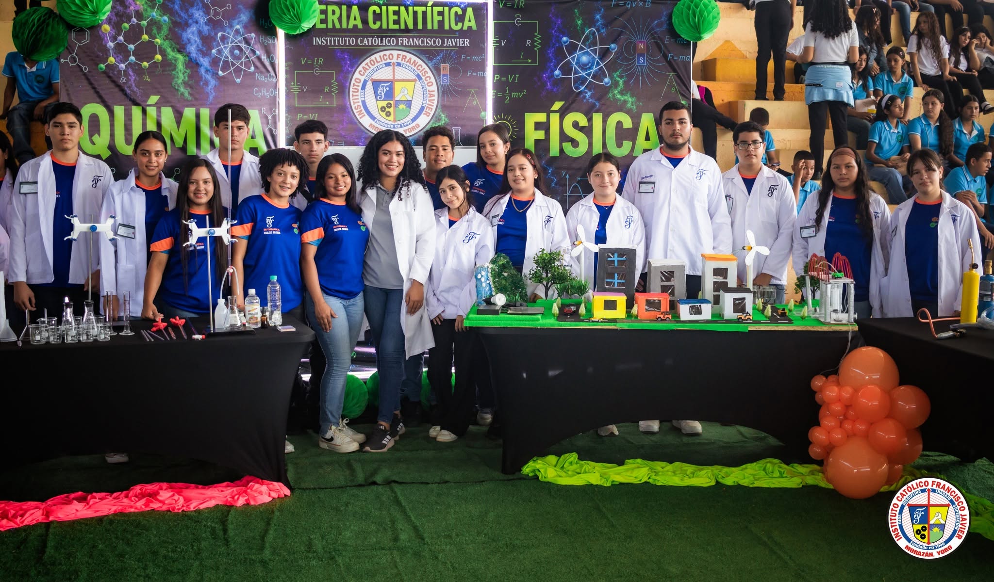 Estudiantes participando en una actividad académica