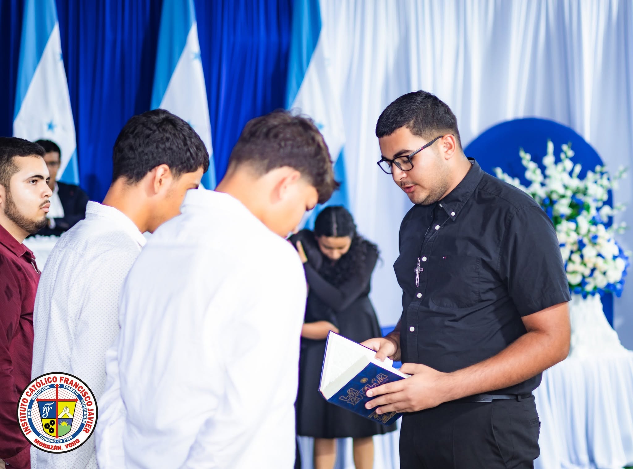 Estudiantes participando en una actividad de formación cristiana