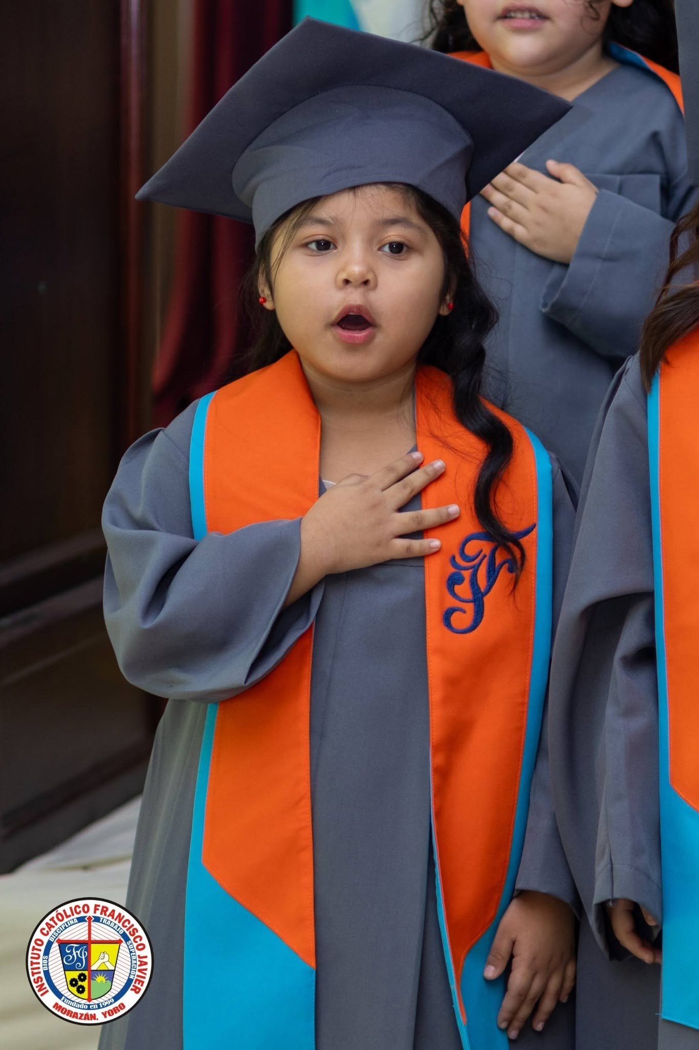 Estudiante de Preschool en ceremonia de graduación