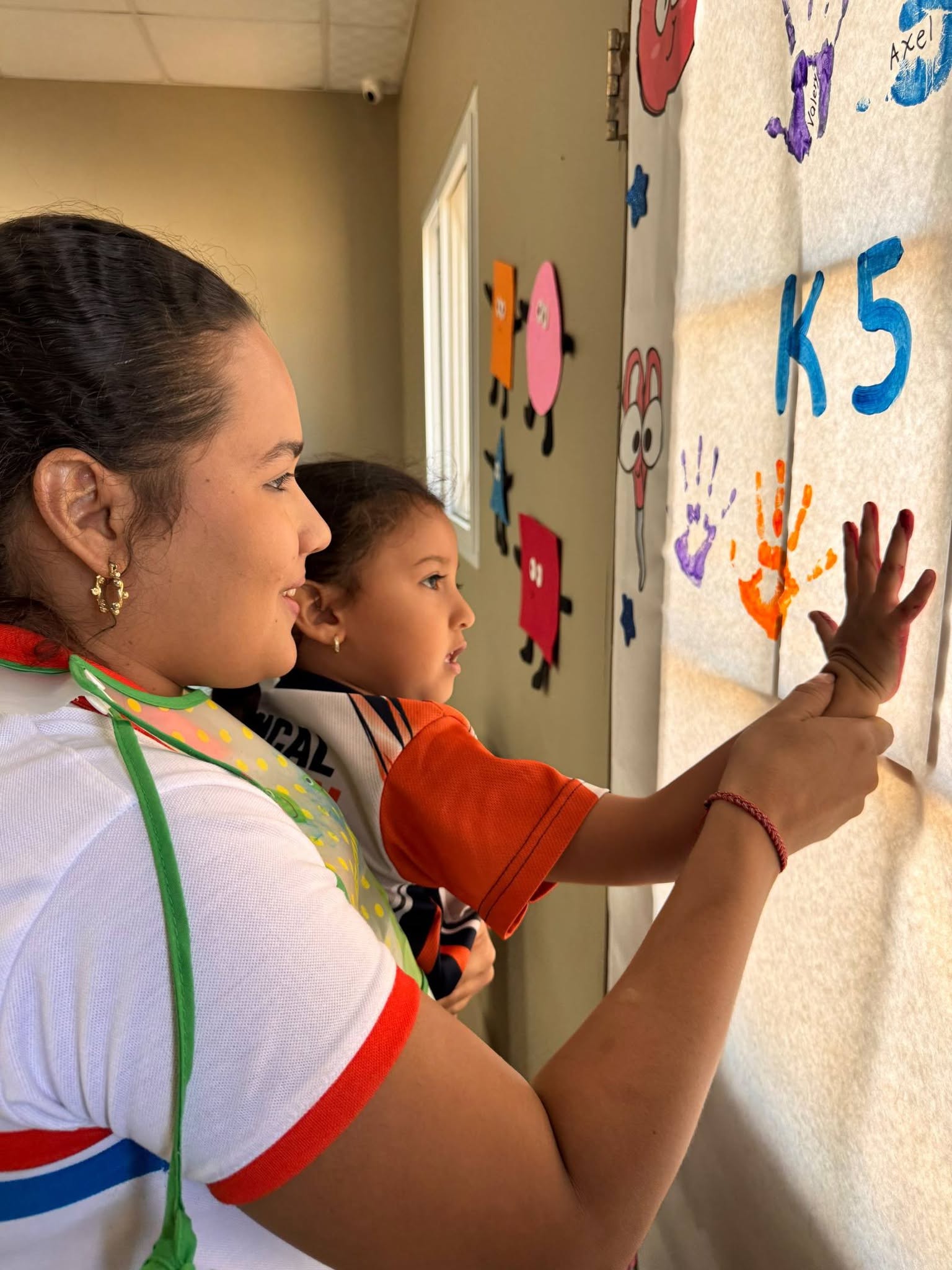 Docente acompañando una actividad creativa de Prebásica