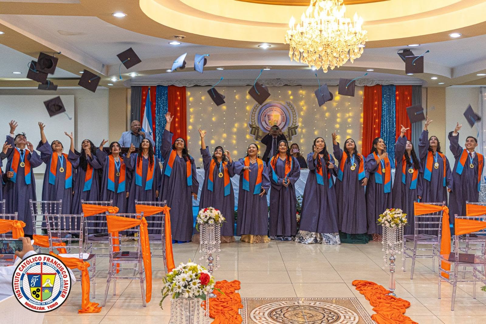 Graduandos celebrando su logro académico
